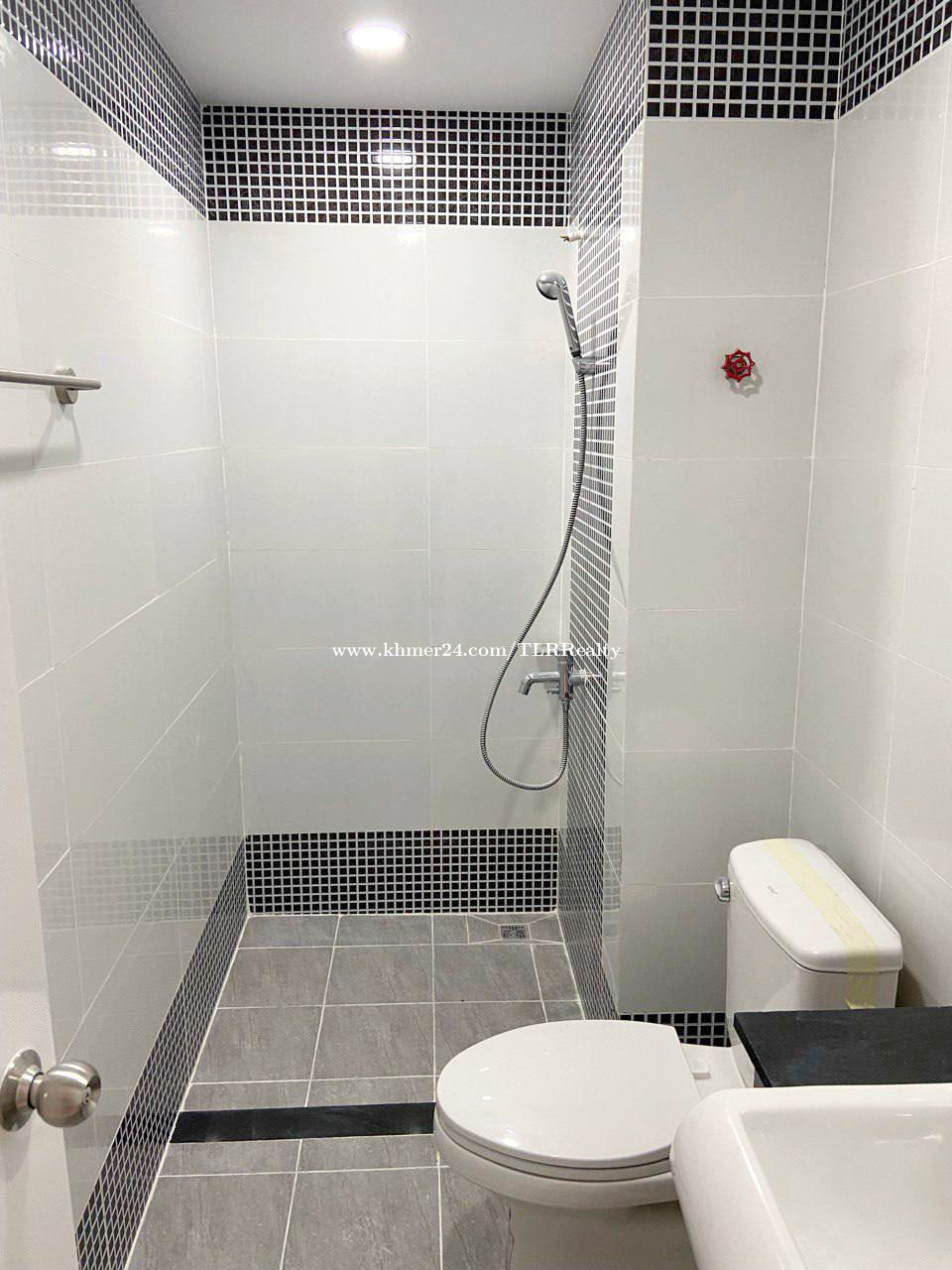 ផ្ទះអាជីវកម្មសម្រាប់លក់ Shophouse for Sale Price 400000.00 in Preaek