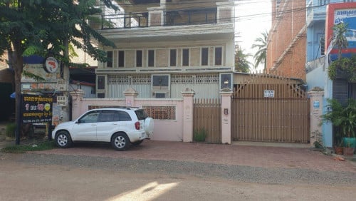 ផ្ទះជួល២ល្វែងជាមួយដីទំនេរ១ល្វែង ទីតាំងជាប់ហាងលក់សាលម៉ុន ផ្លូវលេខ២ ក្រុងសិរីសោភ័ណ ខេត្តបន្ទាយមានជ័យ