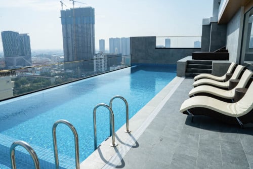 Modern 1-Bedroom with Pool & Gym in Boeung Trabek