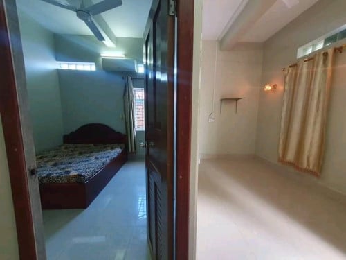 បន្ទប់ជាន់ក្រោម ចុះសល់ 100 $/ ជូលជាថ្ងៃ 10$/យប់ បន្ទប់ម៉ាស៊ីនត្រជាក់មានបន្ទប់គេងដាច់ដោយឡែក