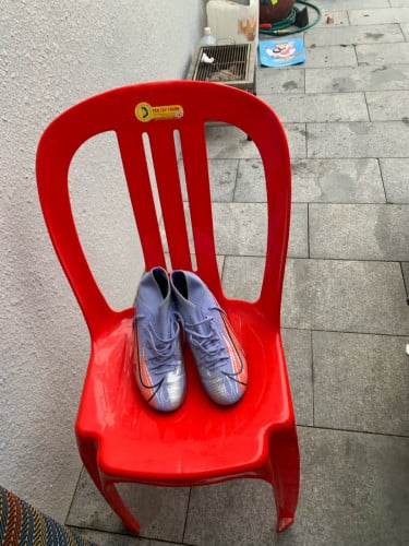 ស្បែកជើងបាល់ទាត់ ទំហំ៣៩