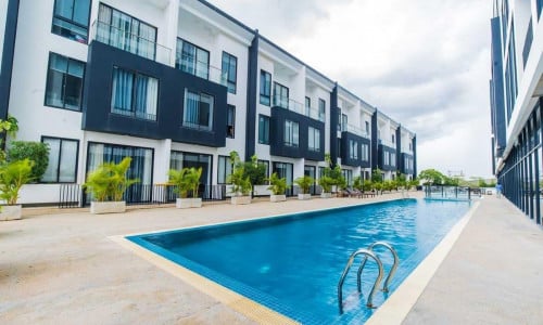 (350$ឡេីងទៅ)​​ ត្រូវការ​អ្នកមេីល​ក្មេង​ ចេះ​អង់គ្លេស​តិចតួច​  បាយទឹក​ជាមួយ​ថៅកែ