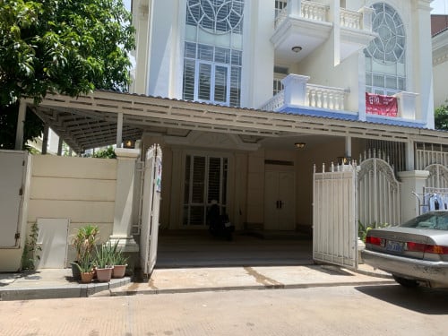 🏠 វីឡាភ្លោះ ​(Twin) ក្នុងបុរី ឌឹមេគង្គរ៉ូយ៉ាល់ ផ្លូវជាតិលេខ6A ត្រូវការលក់បន្ទាន់!