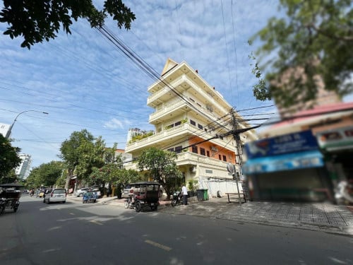អគារសណ្ឋាគារ សម្រាប់ជួល​ /HOTEL FOR RENT (Near Royal Palace)