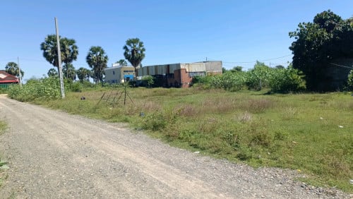 ដីលក់ក្រោមទីផ្សារពីមុនអោយ12000$អត់លក់ ឡូវលក់តែ8500$ចរចា មាន5ឡូរជាប់គ្នា នៅក្បែរវត្តភ្នៀត