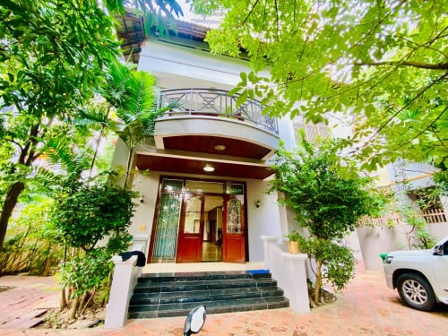 Corner Villa For Rent In Chamkamorn Area Good For Living or Office