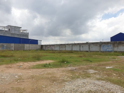 ដីកែងសម្រាប់លក់ សក្តានុពលល្អ សំរាប់សាងសង់វីឡា ស្ថិតនៅ ខាងជើងបុរីពិភពថ្មី ឈូកវ៉ាក២