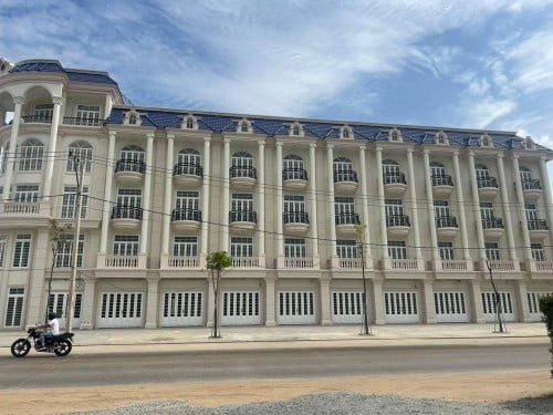 Shop house លើផ្លូវ៣០ម លក់បន្ទាន់ប្លង់រឹង