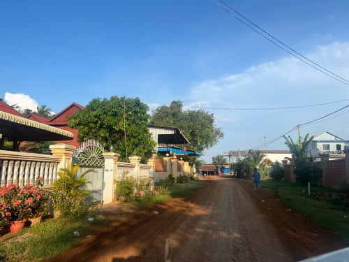 ឃ្លាំង និងដីសម្រាប់លក់បន្ទាន់