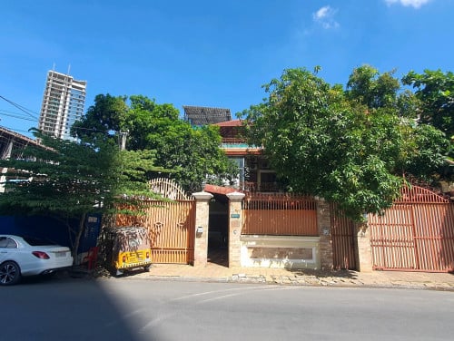 ផ្ទះវីឡាសម្រាប់លក់នៅទួលគោក(មានចំណូលជួលប្រចាំខែ)