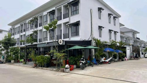 ផ្ទះអាជីវកម្ម (Shophouse)នៅចំផ្លូវរដ្ធ ងាយស្រួលបើកអាជីវកម្ម