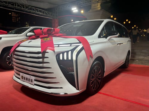 Frothing V9 Plug-in Hybrid MPV