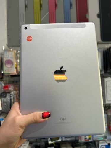 iPad (6th generation) 128GB .  new 99%