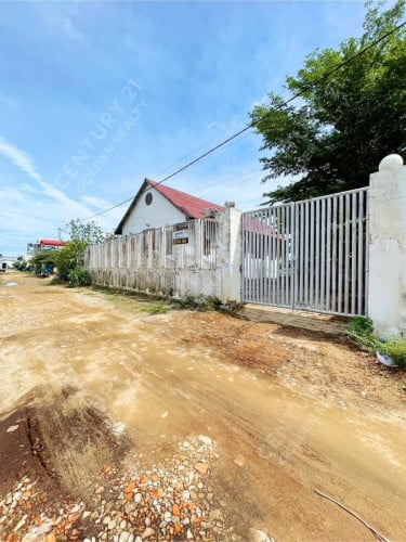 ផ្ទះលក់ ឫ ជូល (មានសល់ដីចំហៀង អាចធ្វើផ្ទះជួលក៏បានសម្រាប់អ្នករោងច្រក  និងមានរោងចក្រច្រើនជំុវិញ)