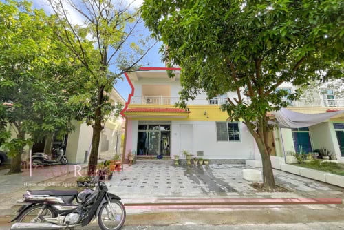 5 Bedroom Townhouse  For Rent in Camko City