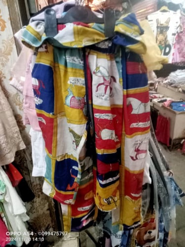 ឡៃឡុងប្រញាប់លុយខោអាវក្មេង