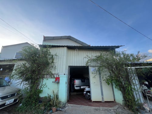 ខ្ញុំចង់លក់ផ្ទះនៅក្រុងតាខ្មៅ ជិតអីអន3 ពីក្រោយផ្ទះផ្លូវ៦០ម៉ែត្រ ក្នុងតម្លៃ 33000 ចរចា