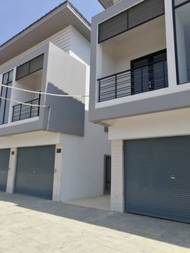 ផ្ទះ2 ល្វែងលក់បន្ទាន់តំលៃក្រោមទីផ្សារ ស្ថិតនៅលើផ្លូវរដ្ឋ20ម៉ែត