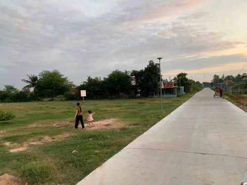 ដីលក់ជាប់ផ្លូវ៣០ម៉ែត្រ