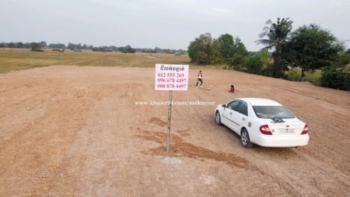 ដីលក់ជាប់ផ្លូវ៣០ម៉ែត្រ