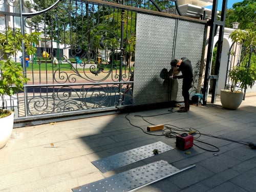 ការងារ​ដំឡើងទ្វារបងនៅប៉េងហួតបឹងស្នោរ