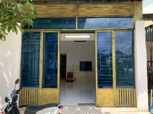 ផ្ទះលក់ (១នាទីដើរដល់ផ្សារឈូកវ៉ា១) ទីតាំង និងអ្នកជិតខាងល្អណាស់ ស្ងប់ស្ងាត់ ខ្យល់អាកាសល្អ មានផាសុខភាព។