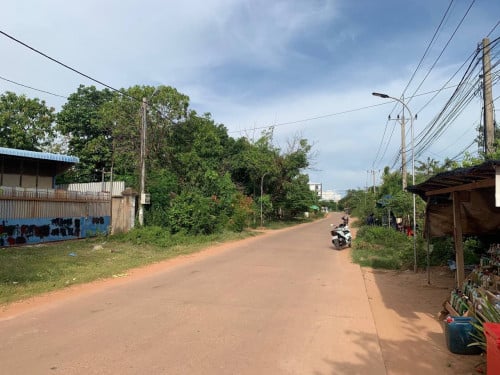ដីអាជីកម្មលក់ក្រោមទីផ្សារពីខាងធនាគាឋិតនៅសង្កាត់ស្វាយដង្គំក្រុងសៀមរាប
