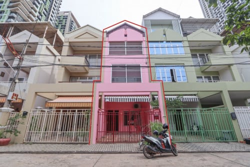 4 Bedroom Flat House For Rent in Borey Chamkarmon