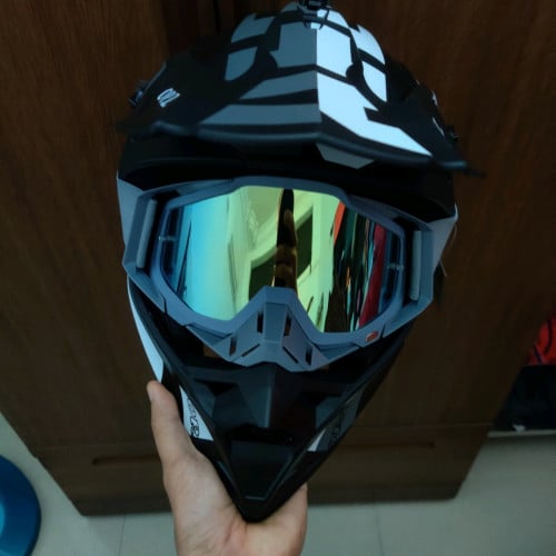 Dirt bike helmet (មួកសុវត្ថិភាព)