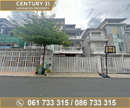 វីឡាភ្លោះ (Twin) ផ្ទះមានដេគ័រឈើស្អាត ក្នុងបុរី អ័រគីដេវីឡា ដឹរ៉ូយ៉ាល់ (ផ្លូវ2004) លក់បន្ទាន់ខ្លាំង