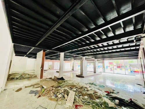 ផ្ទះអាជីវកម្មសម្រាប់ជួលលើផ្លូវធំ មុន្នីវង្ស - Commercial Showroom For Rent On Main Road Monivong