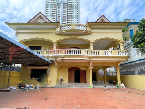 Spacious 6 Bedrooms villa available for rent in BKK1 area.