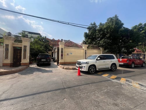 ផ្ទះវីឡាសម្រាប់លក់នៅទួលគោក/ Villa for sale in Toul Kork