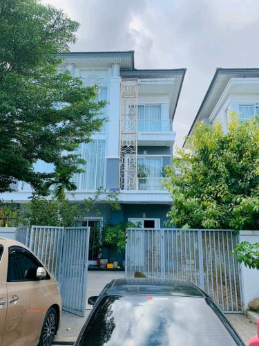 វីឡាភ្លោះសម្រាប់លក់បុរីវ៉ារីណាក្រាំងធ្នង់​