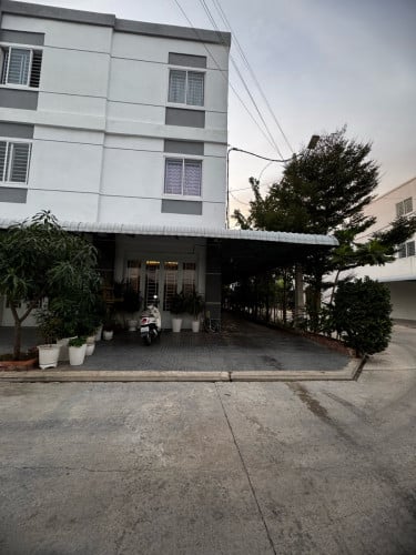 ផ្ទះកែង សល់ក្រោយ៤ម៉ែត បែរទៅកេីត ត្រជាក់ពីព្រឹកទល់យប់ លក់135,000$ ងាយស្រួលលក់ដូរ$