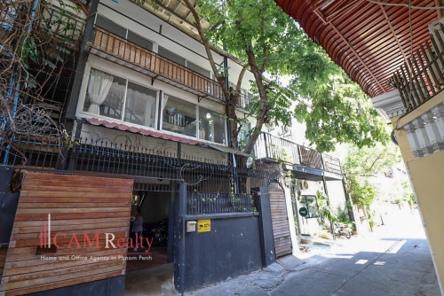 Renovated 3 Bedroom Apartment For Rent in Tonle Basak - border BKK1