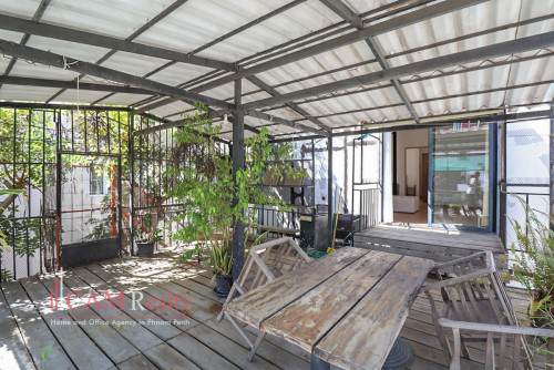 Renovated 3 Bedroom Apartment For Rent in Tonle Basak - border BKK1