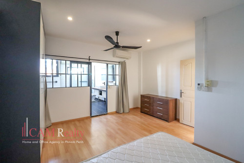 Renovated 3 Bedroom Apartment For Rent in Tonle Basak - border BKK1