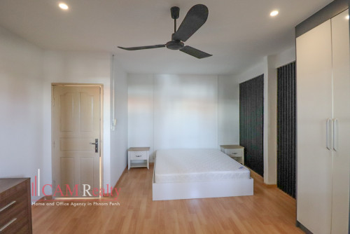 Renovated 3 Bedroom Apartment For Rent in Tonle Basak - border BKK1