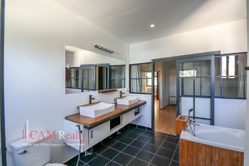 Renovated 3 Bedroom Apartment For Rent in Tonle Basak - border BKK1