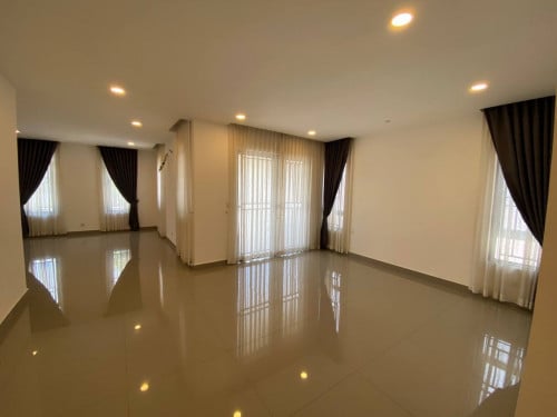 Queen villa for sale near Aeon3