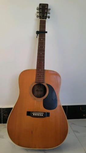 Guitar ឈើ Morris ចរចាបាន