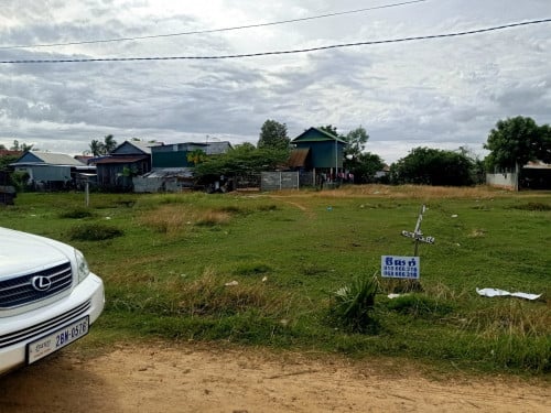 ដីប្លង់រឹងហួសផ្សារបាត់ដឹង បួនគីឡូ លក់ពីរឡូតិ៍ជាប់គ្នា