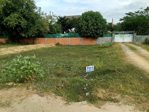 ដីក្រោយផ្សារបាត់ដឹង លក់ពីរឡូតិ៍ជាប់គ្នាចំងាយ 300 ម៉ែត្រ 6*20