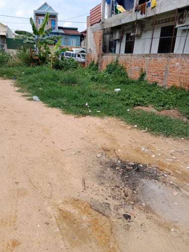 ដីឡូលក់ក្រោយវត្តអង់តាមិញ