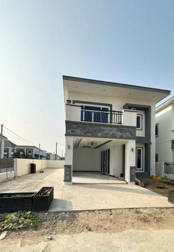 ផ្ទះកែង​ ម្ចាស់ដេីម