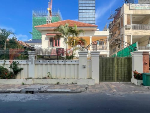 10 Bedrooms villa with swimming pool available for rent in Doun Penh Area