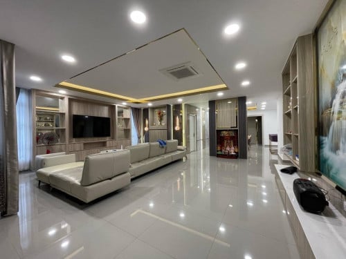 វីឡាឃ្វីនសម្រាប់លក់ /  Queen Villa for sale (in Borey Chip Mong 50m)