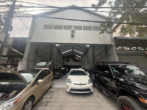 ឃ្លាំងលក់លើផ្លូវធំ