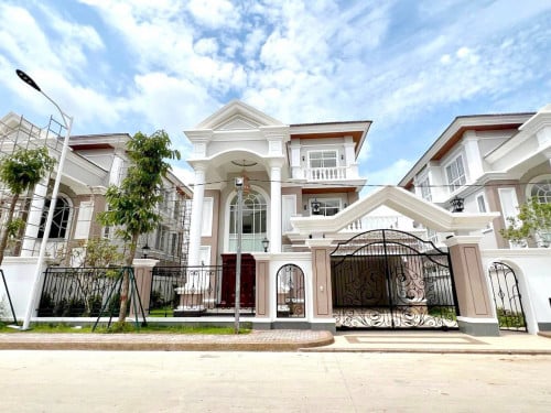 វីឡាព្រីន​សម្រាប់ជួល នៅក្នុងបុរីប៉េងហួតបឹងស្នោរ